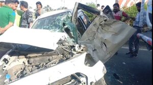 टायर फटने से भीषण हादसा: डिवाइडर पार कर टिपर से टकराई कार, एक की मौत, एक गंभीर घायल