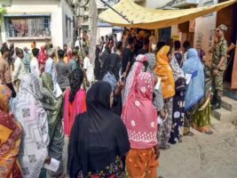 बंगाल चुनाव: पहले चरण के महासंग्राम में भारी मतदान, EVM की खराबी और छिटपुट हिंसा के बीच लोकतंत्र का उत्सव