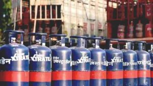 LPG Price Hike: आम आदमी को लगा तगड़ा झटका, कमर्शियल गैस सिलेंडर के दामों में 993 रुपये का भारी इजाफा
