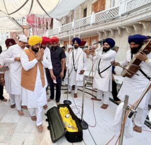 मुख्यमंत्री भगवंत सिंह मान ने श्री हरिमंदिर साहिब में माथा टेका, बेअदबी विरोधी ऐतिहासिक कानून बनाने की समझ और शक्ति देने के लिए परमात्मा का शुक्राना किया