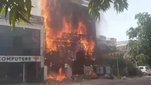 लखनऊ अग्निकांड: अलीगंज की इमारत में भीषण आग, 15 लोगों की मौत; पीएम मोदी ने किया मुआवजे का ऐलान