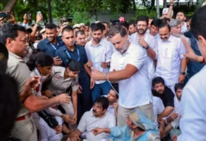 राहुल गांधी का व्यवहार लोकतंत्र के उसूलों से मेल नहीं खाता