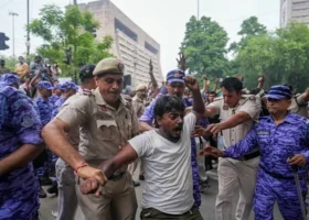 दिल्ली पुलिस की कार्रवाई पर उठ रहे सवाल