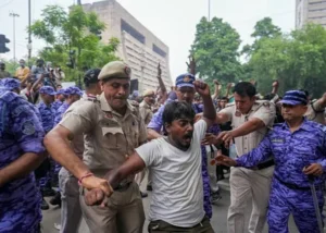 दिल्ली पुलिस की कार्रवाई पर उठ रहे सवाल