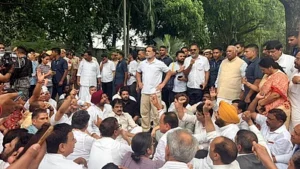राहुल गांधी के धरने पर बैठने के बाद मोदी सरकार की प्रतिक्रिया
