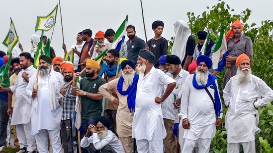 किसान महापंचायत: दिल्ली की ओर कूच कर रहे पंजाब और हरियाणा के किसान