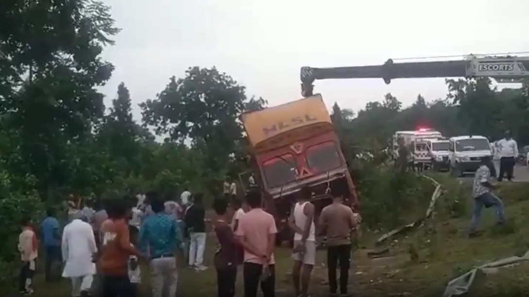 झारखंड में सड़क हादसा: ऑटो-कंटेनर की टक्कर में 7 लोगों की मौत