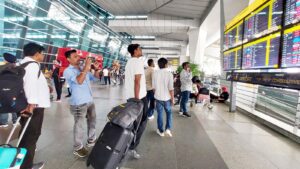 Delhi Airport Flight Diversion: दिल्ली में भारी बारिश और आंधी का तांडव, 15 उड़ानें डायवर्ट; जानें यात्रियों के अधिकार और विमानन नियम