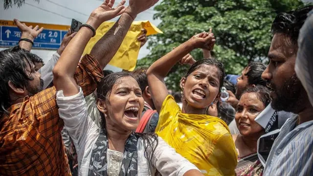 झारखंड में जारी आंदोलन से राहुल गांधी क्या बैकफुट पर हैं?