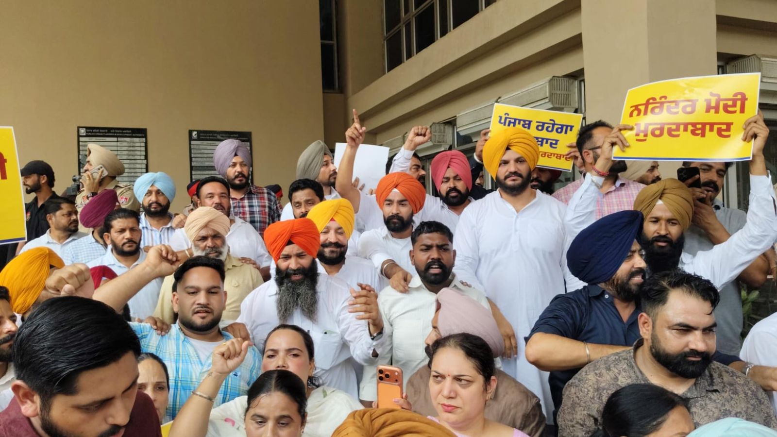 Punjab ED Raids Controversy: पंजाब में ईडी की छापेमारी पर क्यों मचा है सियासी घमासान? कोर्ट के दखल और आप के प्रदर्शन की पूरी इनसाइड स्टोरी