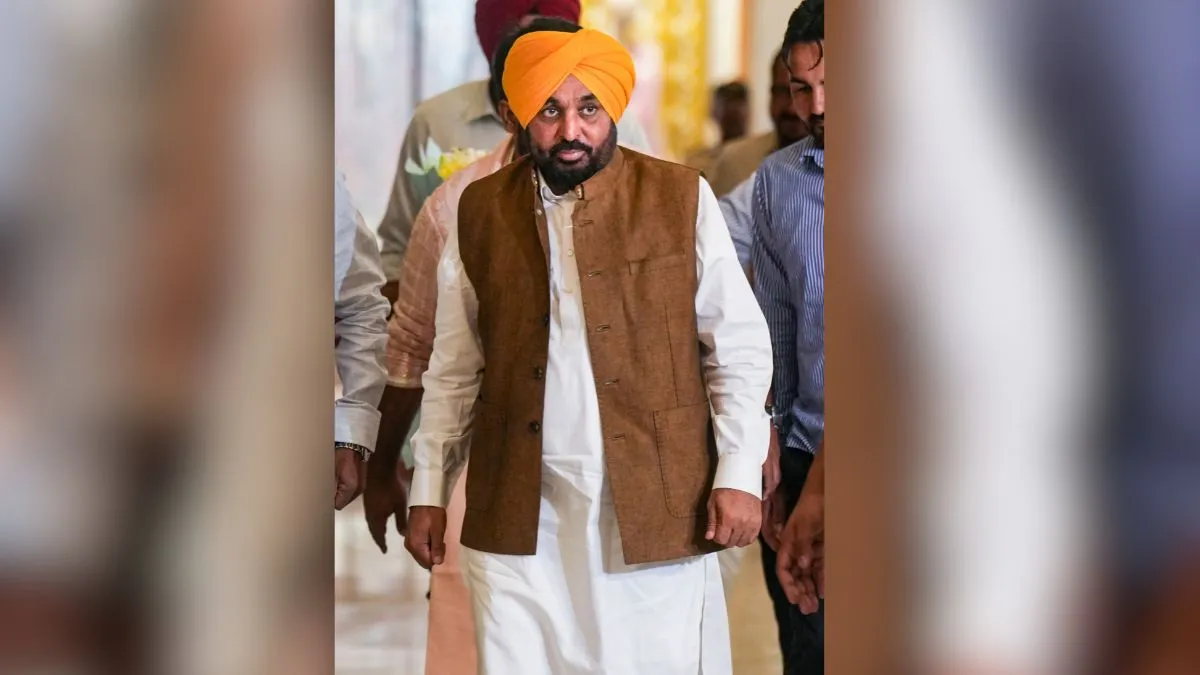 Bhagwant Mann Delhi Airport Detained: भगवंत मान को दिल्ली एयरपोर्ट पर 3 घंटे रोके जाने का दावा, AAP ने केंद्र सरकार पर साधा निशाना