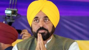 Punjab CM Mann Fine: पंजाब CM मननीपर सिंह गिल के दिल्ली हवाई अड्डे पर 50,000 रुपये का जुर्माना